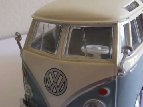 MAISTO DIECAST VOLKSWAGEN VAN "SAMBA" (1/25)