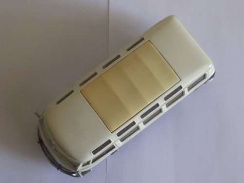 MAISTO DIECAST VOLKSWAGEN VAN "SAMBA" (1/25)