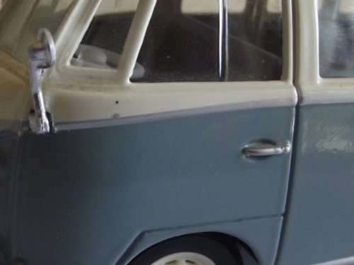MAISTO DIECAST VOLKSWAGEN VAN "SAMBA" (1/25)