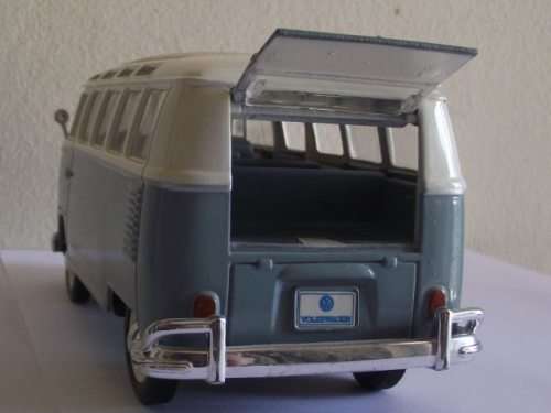 MAISTO DIECAST VOLKSWAGEN VAN "SAMBA" (1/25)