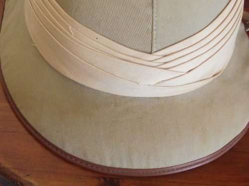 VINTAGE RHODESIAN PITH HELMET LABELLED & MADE BY SUN SHADE INDUSTRIES BULAWAYO-SIZE 62 cm.
