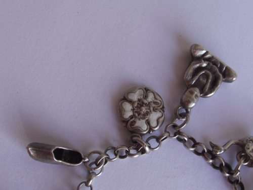BEAUTIFUL STERLING SILVER CHARM BRACELET WITH 10 ASSORTED CHARMS ATTACHED