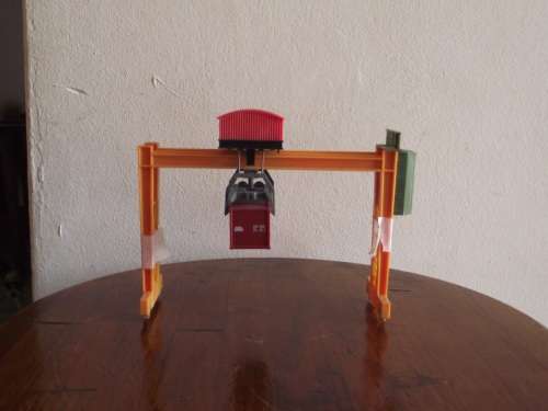 HO SCALE CONTAINER BRIDGE CRANE