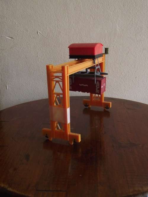 HO SCALE CONTAINER BRIDGE CRANE