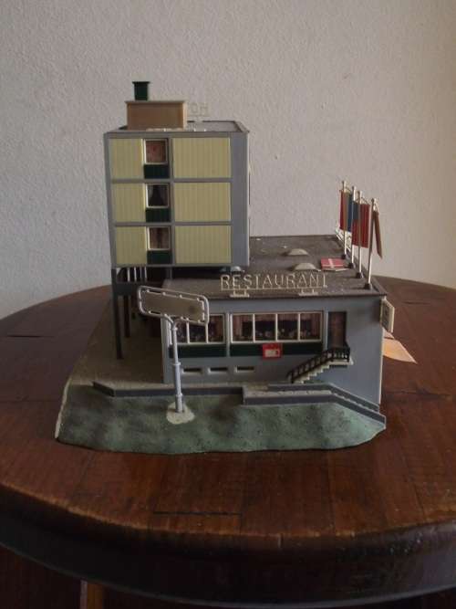 FALLER HO SCALE HOLIDAY INN --- 92801