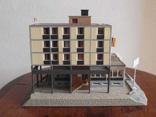FALLER HO SCALE HOLIDAY INN --- 92801