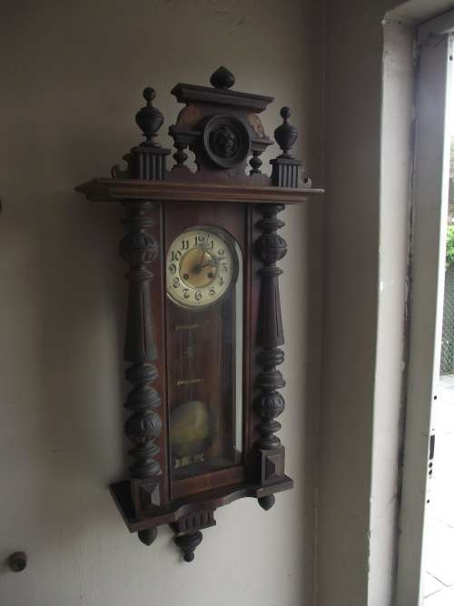 Beautiful Antique Early 1900s German / Vienna Chiming Wall Clock with Key.