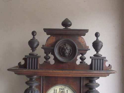 Beautiful Antique Early 1900s German / Vienna Chiming Wall Clock with Key.