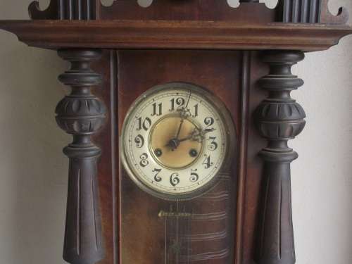 Beautiful Antique Early 1900s German / Vienna Chiming Wall Clock with Key.