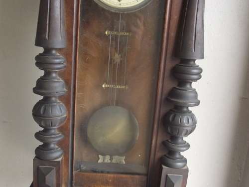 Beautiful Antique Early 1900s German / Vienna Chiming Wall Clock with Key.