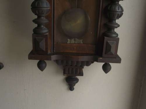 Beautiful Antique Early 1900s German / Vienna Chiming Wall Clock with Key.