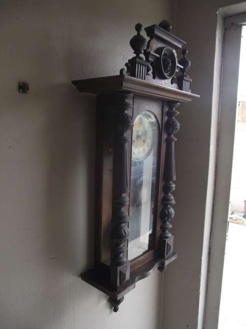 Beautiful Antique Early 1900s German / Vienna Chiming Wall Clock with Key.