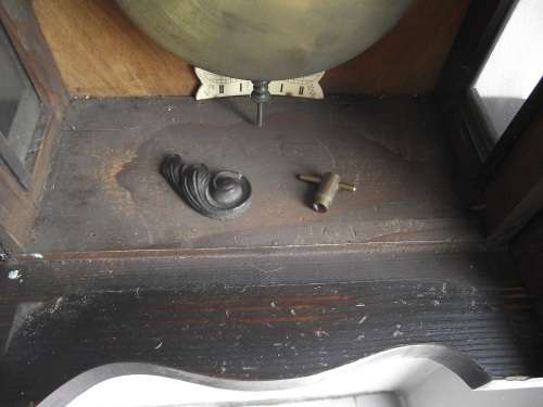 Beautiful Antique Early 1900s German / Vienna Chiming Wall Clock with Key.