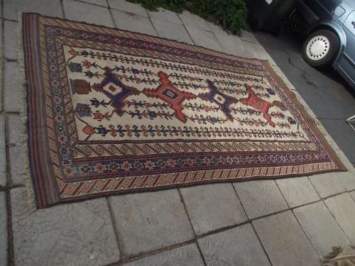 HAND WOVEN PERSIAN CARPET