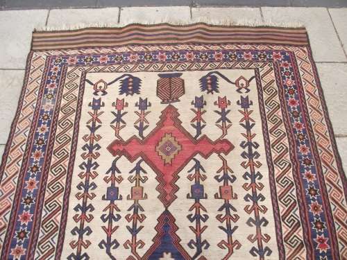 HAND WOVEN PERSIAN CARPET