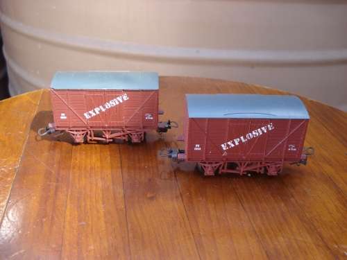 2 X LIMA HO SCALE EXPLOSIVE WAGONS