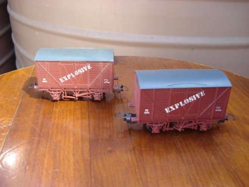2 X LIMA HO SCALE EXPLOSIVE WAGONS