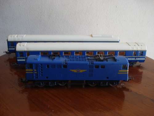 LIMA HO SCALE BLUE TRAIN AND 2 COACHES