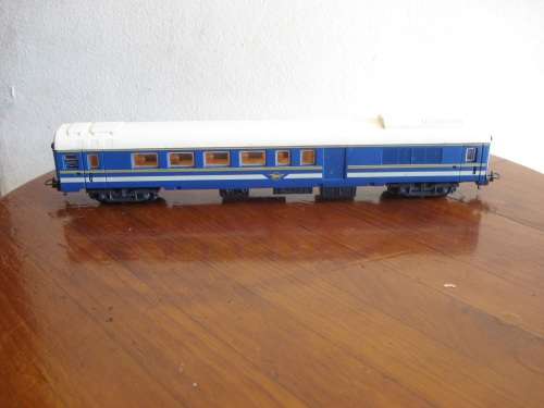 LIMA HO SCALE BLUE TRAIN AND 2 COACHES
