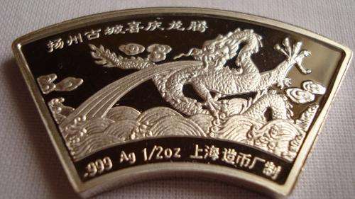 DETAILED ORIENTAL PURE SILVER MEDALLION IN THE BOX, 1/2 OUNCE