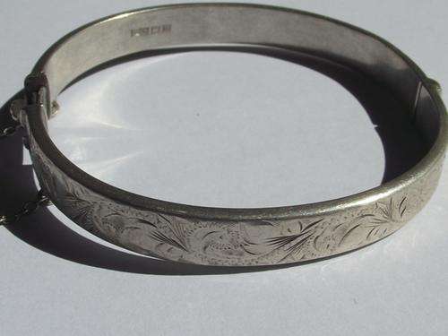 GORGEOUS VINTAGE BIRMINGHAM STERLING SILVER CLIP BANGLE WITH ENGRAVED DETAIL