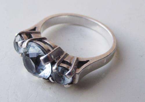 STUNNING VINTAGE STERLING SILVER RING SET WITH 3 FACETED BLUE STONES