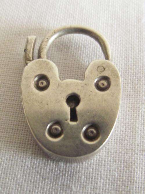 LOVELY VINTAGE STERLING SILVER HEART SHAPED CLASP PENDANT