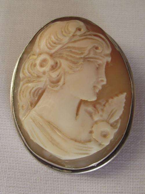 STUNNING ANTIQUE 800 SILVER SHELL CAMEO BROOCH PENDANT