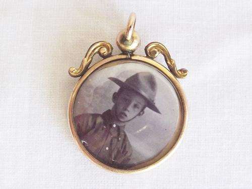 LOVELY VINTAGE MEMORY LOCKET