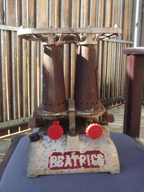 VINTAGE BEATRICE No 33 TWIN BURNER PARAFFIN STOVE.