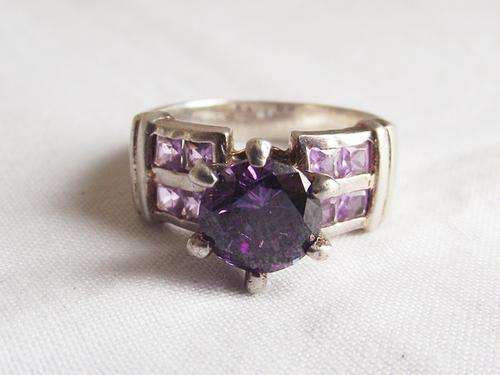 EXCEPTIONAL STERLING SILVER RING SET WITH AN AMETHYST