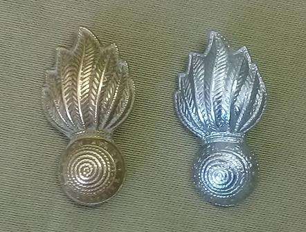 Artillery beret or cap badges.