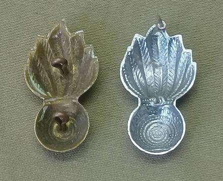Artillery beret or cap badges.