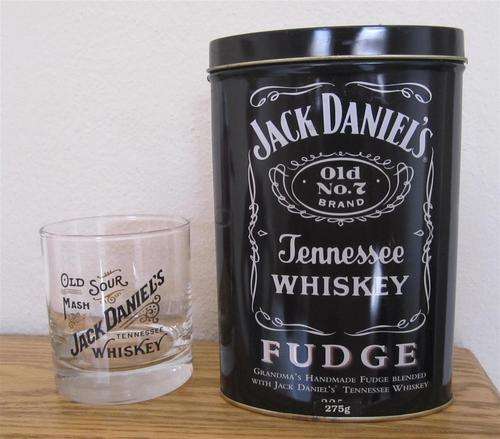 JACK DANIEL TENNESSEE WHISKEY FUDGE TIN PLUS OLD SOUR MASH GLASS