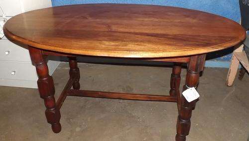 Oval table (4-6 seater)