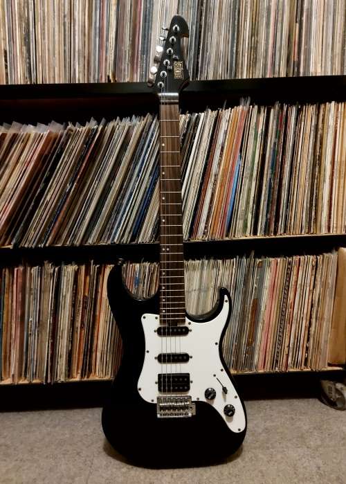 Electric Guitar with 15W Amp Bucklay