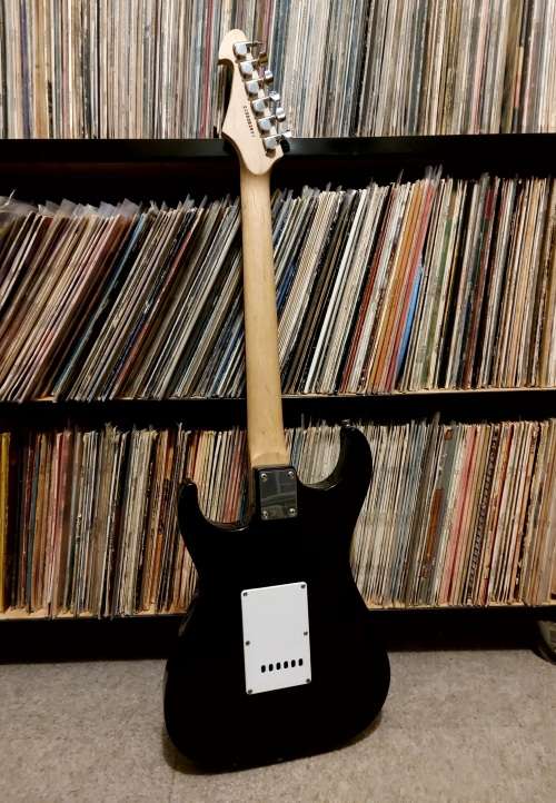 Electric Guitar with 15W Amp Bucklay
