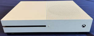 XBOX ONE S 1TB 4K Console + 2 controllers