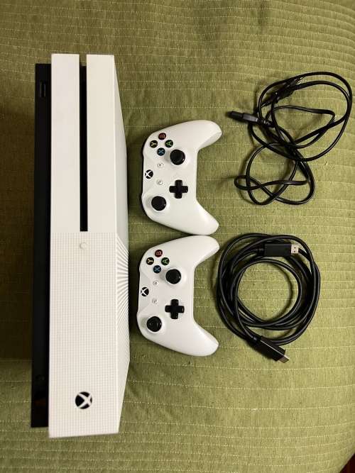 XBOX ONE S 1TB 4K Console + 2 controllers