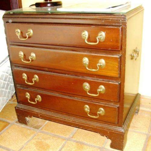 Reduced by -R2000 A pair of matching Mahogany bedside pedestals by Ethen Allen