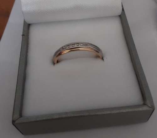 White and yellow gold diamond ring