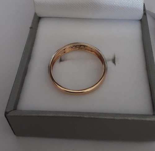 White and yellow gold diamond ring