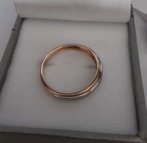 White and yellow gold diamond ring