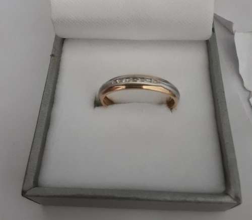 White and yellow gold diamond ring