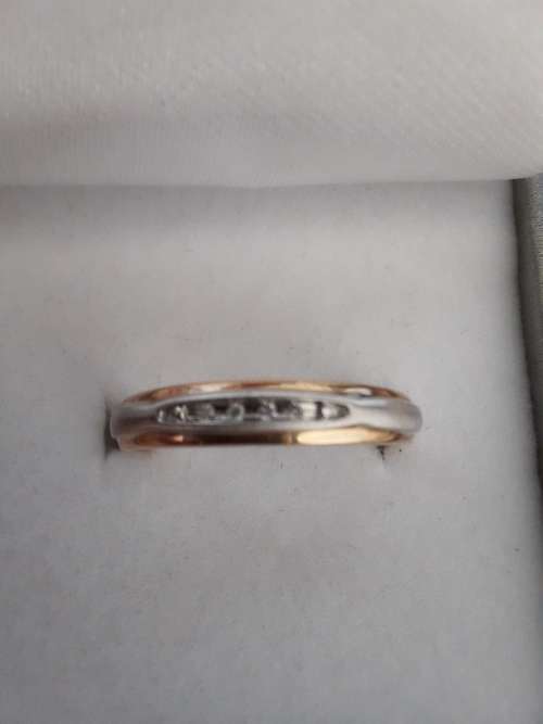 White and yellow gold diamond ring