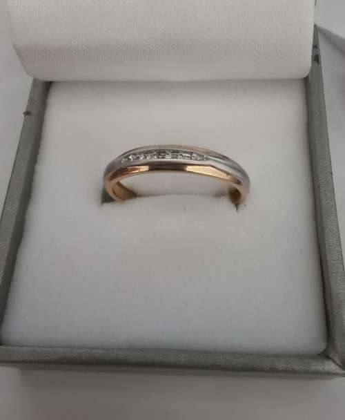 White and yellow gold diamond ring