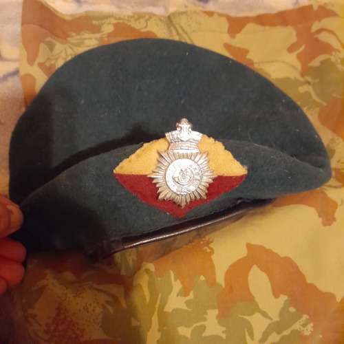 Dukes beret with unit flash backing and badge with hackle