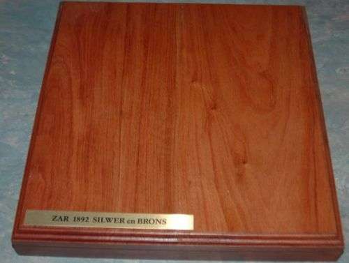Rosewood box with capacity to hold 10 slabbed coins. PLEASE READ BELOW BEFORE BIDDING
