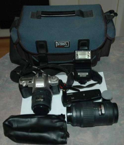 PENTAX MZ-50 FILM CAMERA WITH 2 LENSES ,FLASH AND BATTERY PACK +CARRY BAG