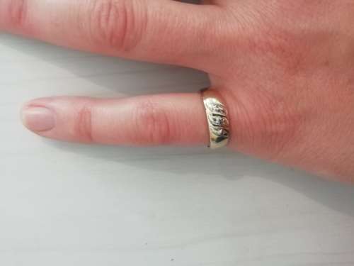 Ladies gold pinky ring with diamonds
